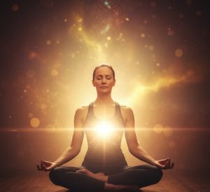 Abbildung einer Frau, die nach dem Einatmen die Luft anhält.