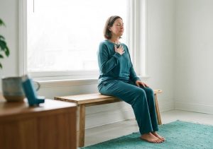 Abbildung einer Frau, die eine Atemübung wegen ihres Asthma praktiziert.