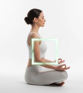 Abbildung einer Frau die in sitzender Position die Atemübung Box Breathing praktiziert.