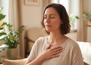 Abbildung einer Frau die ganz entspannt atmet.