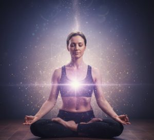 Abbildung einer Frau, die Kevala Kumbhaka in sitzender Position ausführt.