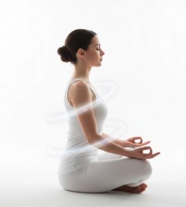 Abbildung einer Frau die in sitzender Position eine Atemübung praktiziert.